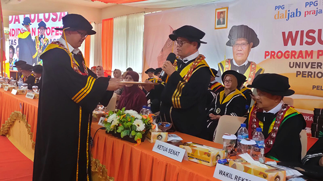 Rektor UNM, Prof Husain Syam mengukuhkan sebanyak 5.480 mahasiswa program Pendidikan Profesi Guru (PPG) UNM periode Maret 2023 resmi di wisuda dan disumpah, di Pelataran Gedung Pinisi UNM, Selasa (7/3/2023).