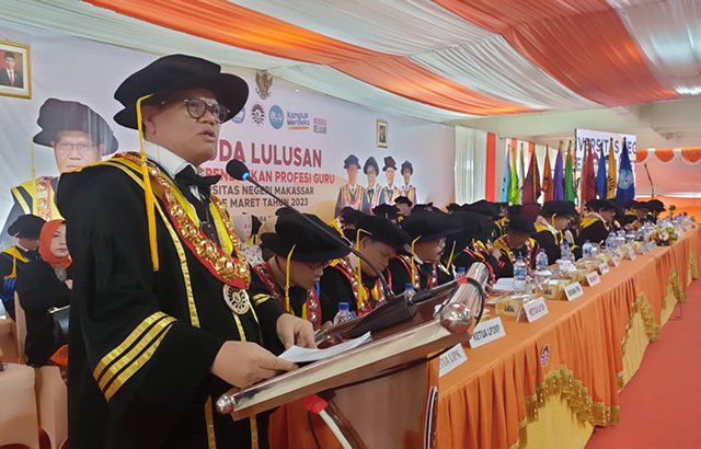 Rektor UNM, Prof Husain Syam mengukuhkan sebanyak 5.480 mahasiswa program Pendidikan Profesi Guru (PPG) UNM periode Maret 2023 resmi di wisuda dan disumpah, di Pelataran Gedung Pinisi UNM, Selasa (7/3/2023).