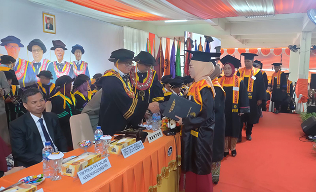 Rektor UNM, Prof Husain Syam mengukuhkan sebanyak 5.480 mahasiswa program Pendidikan Profesi Guru (PPG) UNM periode Maret 2023 resmi di wisuda dan disumpah, di Pelataran Gedung Pinisi UNM, Selasa (7/3/2023).