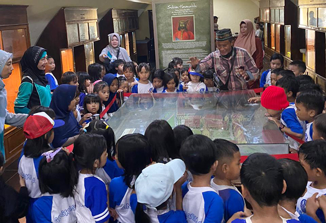 Sebanyak 50 murid Taman Kanak-kanan (TK) Angkasa yang didampingi oleh guru dan orang tua anak mengikuti kegiatan di Benteng Rotterdam, Makassar, Rabu (8/3/2023).