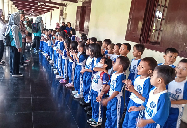 Selanjutnya murid diajak menelusuri koleksi benda bersejarah dan adat budaya dari setiap suku yang terdapat di Sulawesi Selatan.