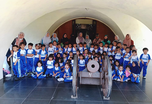 Dengan mengunjungi museum, anak-anak tidak hanya dapat memahami sejarah hanya dari lisan saja, namun mereka juga dapat memahami dan menambah wawasan tentang sejarah dan ilmu pengetahuan lainnya secara visual dan kontak fisik langsung dengannya.