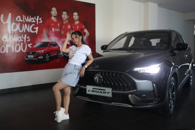 Model berpose di depan mobil  New MG HS i-SMART di showroom MG Pettarani, Makassar, Rabu (8/3/2023).