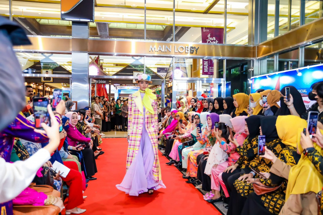 Fashion Show bertema Wastra Gowa in Neo Romantic Color pada event Inacraft 2023 di Jakarta Convention Center (JCC),  Kamis (2/3/2023).