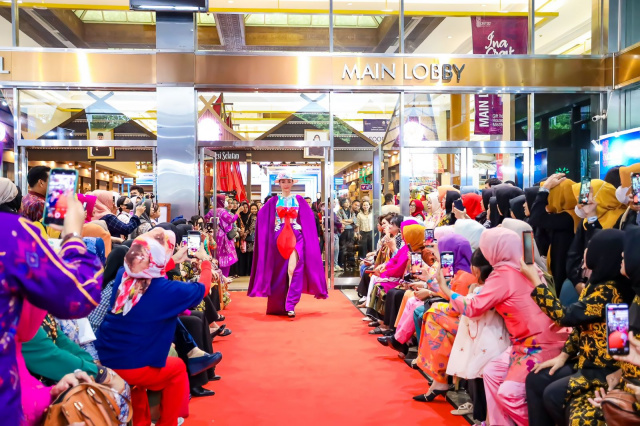 Fashion Show bertema Wastra Gowa in Neo Romantic Color pada event Inacraft 2023 di Jakarta Convention Center (JCC),  Kamis (2/3/2023).