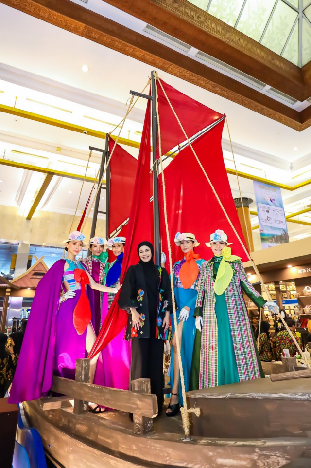 Busana dari tenun sutra asli Kabupaten Gowa melenggang di even nasional hingga internasional.