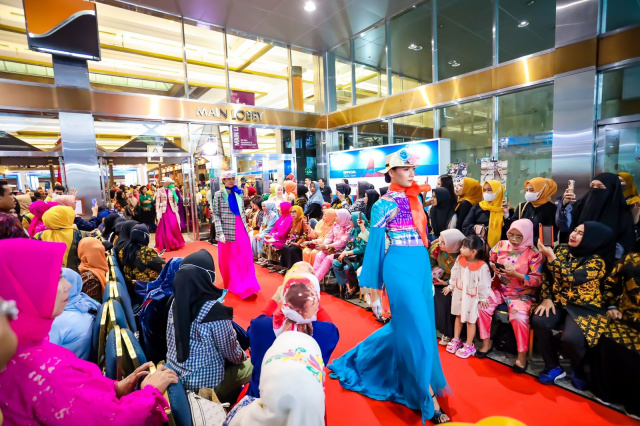 Fashion Show Busana Tenun Sutra Gowa Pukau Pengunjung Inacraft