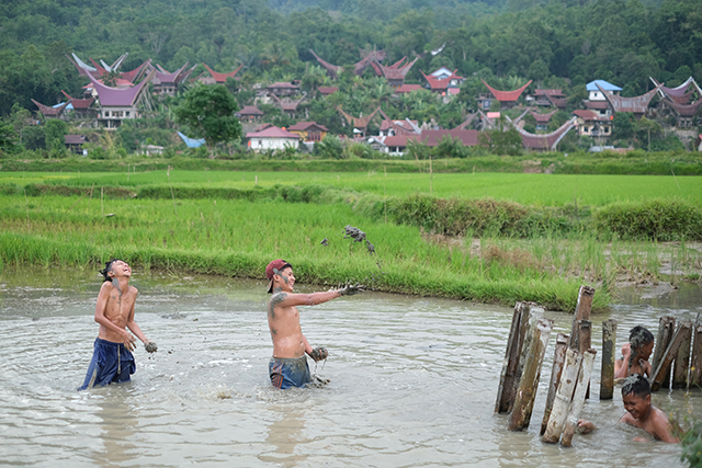 Beberapa anak bermain di area persawahan Kecamatan Sesean, Kabupaten Toraja Utara, Sulawesi Selatan, Minggu Sabtu (14/1/2023).