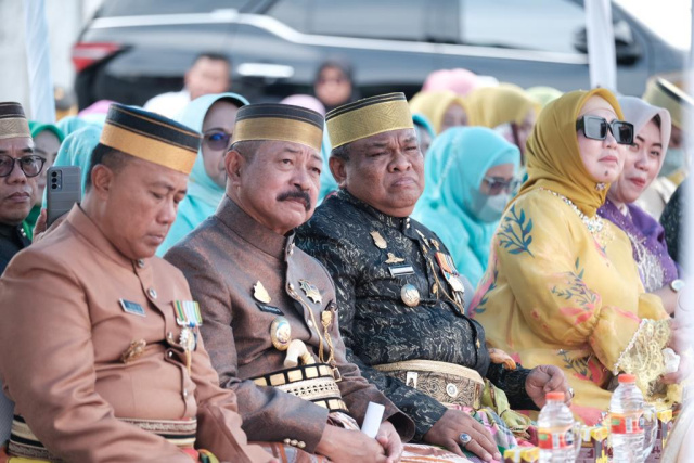 Bupati Bone, Andi Fashar Padjalangi didampingi Wakil Bupati Bone, Ambo Dalle ziarah makam Raja Bone Ke-XV La Tenri Tatta Arung Palakka.