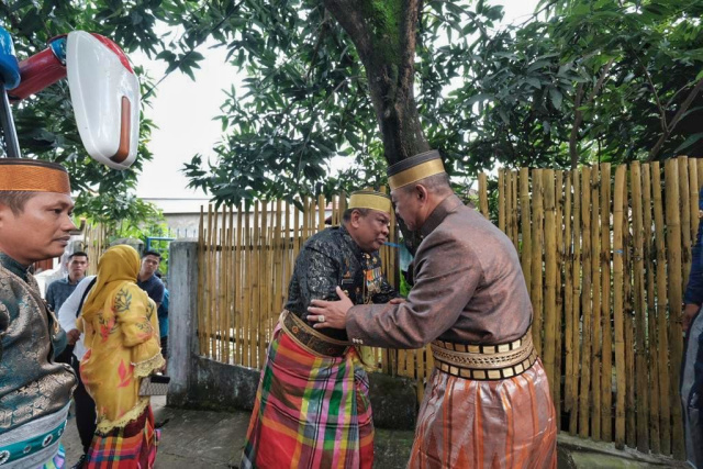 Bupati Bone, Andi Fashar Padjalangi didampingi Wakil Bupati Bone, Ambo Dalle ziarah makam Raja Bone Ke-XV La Tenri Tatta Arung Palakka.