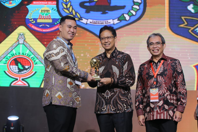 Bupati Pangkep, Muhammad Yusran Lalogau (MYL) menerima penghargaan Universal Health Coverage(UHC) di Jakarta, Rabu(15/03/2023).