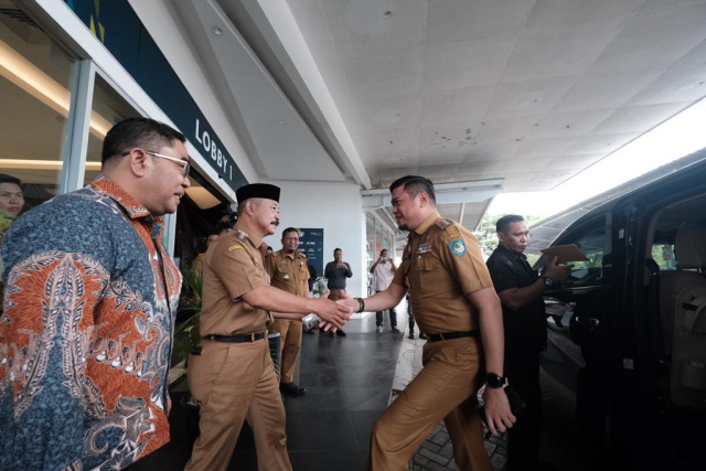 Bupati Adnan tiba di Living Plaza tempat dilaksanakannya Musrenbang tingkat Kabupaten.