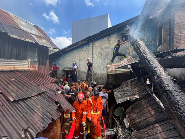 Kebakaran tersebut mengakibatkan 2 unit rumah hangus terbakar dan 6 unit rumah rusak ringan terdampak 12 KK