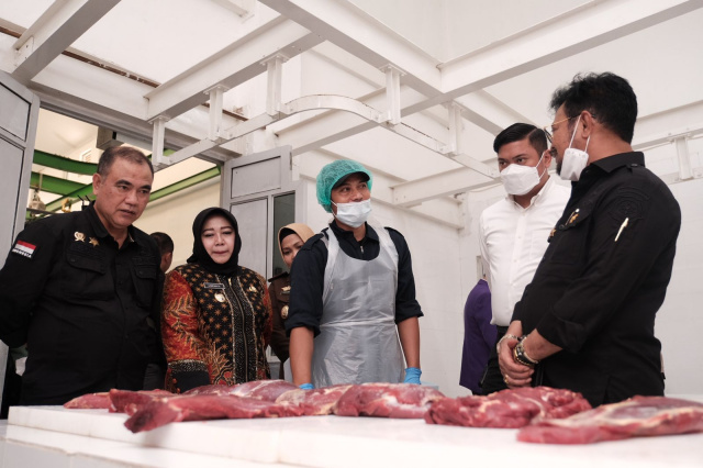 Dalam RPH tersebut telah menggunakan alat-alat pemotongan dengan sistem elektronik atau tidak menyentuh tanah.
