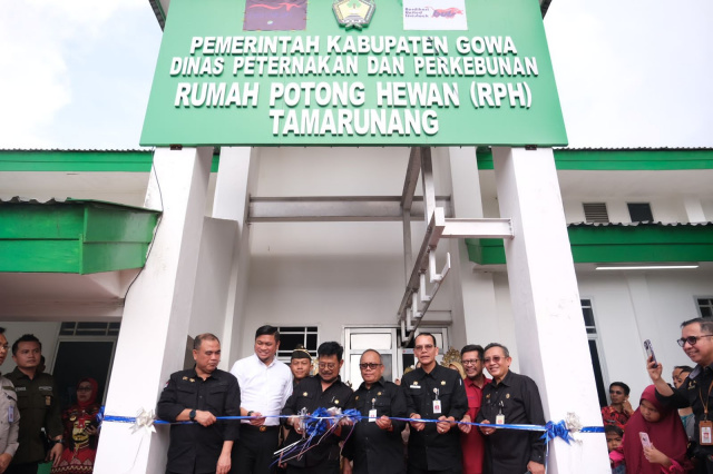 Menteri Pertanian RI, Syahrul Yasin Limpo meresmikan Rumah Potong Hewan (RPH) Modern yang berada di Kelurahan Tamarunang, Kecamatan Somba Opu, Kabupaten Gowa, Kamis (16/03/2023).