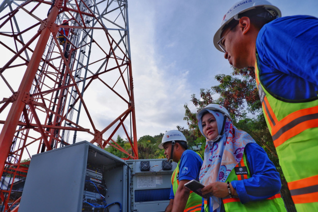 Head Strategic Operation & Automation XL Axiata, Ahmad Hamzah (kiri), bersama Group Head Corporate Communications XL Axiata, Retno Wulan dan Head Of Sales XL Axiata Area Sulteng Sulut, Andi Ikhsan saat melakukan kunjungan ke tower BTS XL di Kota Luwuk, Kabupaten Banggai, Sulawesi Tengah, Kamis (16/3/2023).