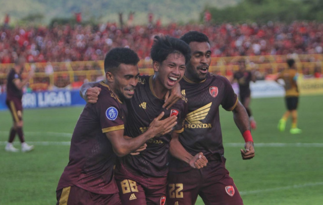 Pemain PSM, Ananda Raehan melakukan selebrasi usai mencetak gol ke gawang Bhayangkara FC.