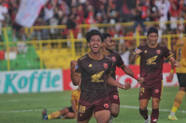 Pemain PSM, Ananda Raehan melakukan selebrasi usai mencetak gol ke gawang Bhayangkara FC.