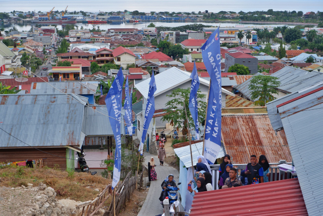 Beberapa warga menyiarkan secara langsung lewat smartphonenya saat peresmian Masjid Kartini Soenantara di Desa Luwuk, Kabupaten Banggai, Jumat (17/3/2023). Masjid yang dibangun seluas 225 meter persegi tersebut dibangun dengan menggunakan dana zakat karyawan dan direksi XL Axiata melalui program Majelis Taklim XL Axiata.