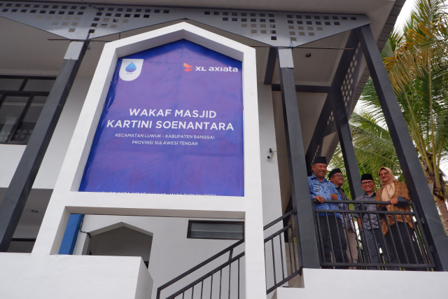 Presiden Direktur dan CEO XL Axiata Dian Siswarini (kanan) meninjau Masjid Kartini Soenantara usai diresmikan di Desa Luwuk, Kabupaten Banggai.