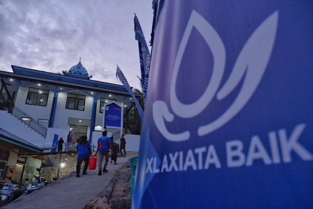 Masjid yang dibangun seluas 225 meter persegi tersebut dibangun dengan menggunakan dana zakat karyawan dan direksi XL Axiata melalui program Majelis Taklim XL Axiata.