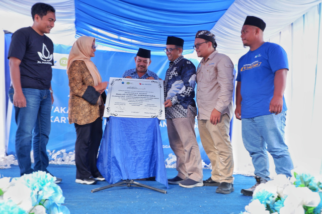 Presiden Direktur dan CEO XL Axiata Dian Siswarini (kiri) bersama Direktur Utama Inisiatif Zakat Indonesia (IZI) Wildhan Dewayana dan Camat Luwuk Irfan Milang meresmikan Masjid Kartini Soenantara di Desa Luwuk, Kabupaten Banggai.