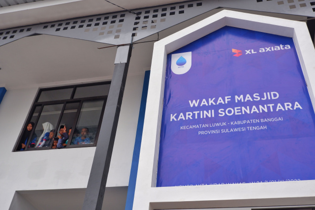 Masjid yang dibangun seluas 225 meter persegi tersebut dibangun dengan menggunakan dana zakat karyawan dan direksi XL Axiata melalui program Majelis Taklim XL Axiata.