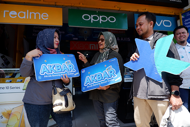 Presiden Direktur dan CEO XL Axiata, Dian Siswarini (tengah) berbincang dengan Group Head Corporate Communications XL Axiata, Retno Wulan saat mengunjungi mitra penjualan XL Axiata di Kota Luwuk, Kabupaten Banggai, Sulawesi Tengah, Sabtu (18/3/2023).