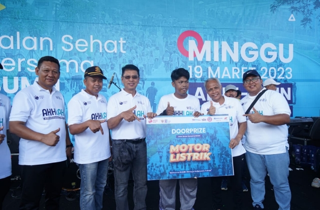 Direktur Operasi PT Semen Tonasa, Mochamad Alvin Zaini dan Wabup Pangkep Syahban Sammana berfoto bersama pemenang doorprize motor listrik pada acara Jalan Sehat Bersama BUMN.