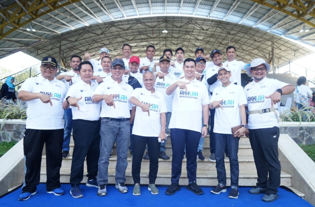 Bupati Pangkep Muhammad Yusran Lalogau kompak hadir bersama wakilnya, Syahban Sammana. Mereka berfoto bersama petinggi PT Semen Tonasa dan jajaran Forkopimda