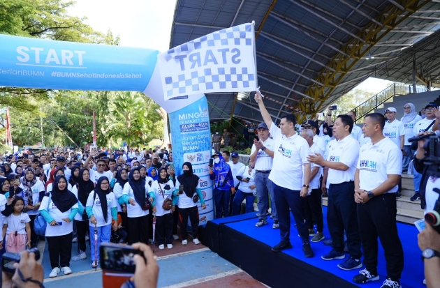 Bupati Pangkep Muhammad Yusran Lalogau saat melepas ribuan peserta Jalan Sehat Bersama BUMN di Kabupaten Pangkep, Minggu (19/3/2023). Foto-foto: Dok PT Semen Tonasa