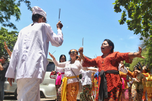 Sejumlah umat Hindu mengikuti prosesi upacara Melasti di Pantai Akkarena, Makassar.