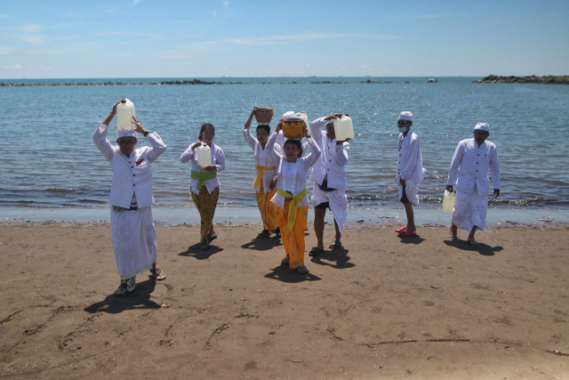 Sejumlah umat Hindu mengikuti prosesi upacara Melasti di Pantai Akkarena, Makassar.