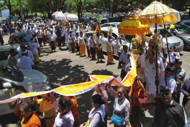 Sejumlah umat Hindu mengikuti prosesi upacara Melasti di Pantai Akkarena, Makassar.