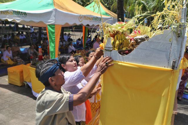 Sejumlah umat Hindu mengikuti prosesi upacara Melasti di Pantai Akkarena, Makassar.