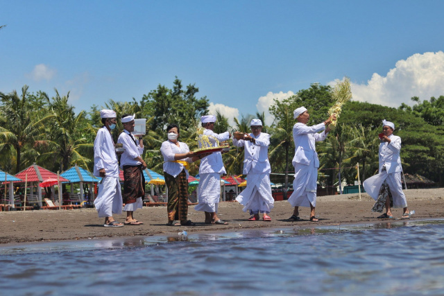 Upacara Melasti di Pantai Akkarena Makassar