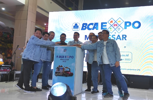 Jajaran petinggi BCA bersama pimpinan BI Sulsel dan OJK Regional 6 Sulampua menekan tombol tanda dimulainya pelaksanaan BCA Expo Makassar 2023 yang berlangsung Jumat-Minggu (17/3/2023).