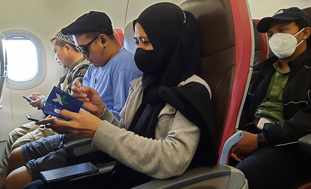 Beberapa penumpang menggunakan smartphone sebelum pesawat akan terbang di Bandara Sultan Hassanuddin, Makassar, Sabtu (18/03/2023).  XL Axiata telah menyiapkan jaringan guna melayani dan menjaga kenyamanan pelanggan selama Ramadan dan libur panjang Lebaran. Diprediksi, trafik layanan XL Axiata akan meningkat hingga 30% dibandingkan hari biasa.