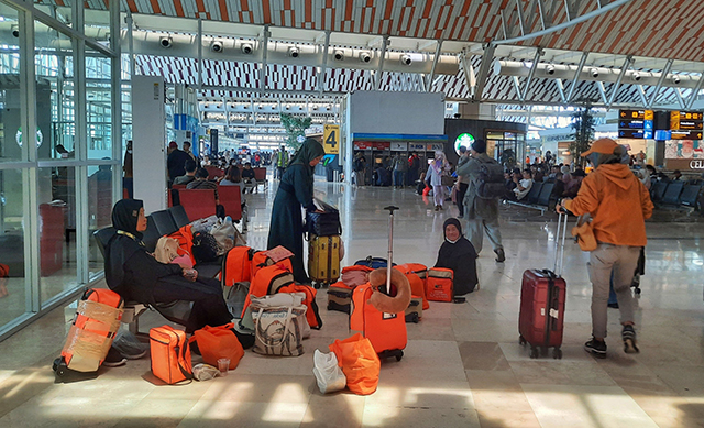 Suasana kepadatan penumpang di Bandara Sultan Hasanuddin, Makassar.