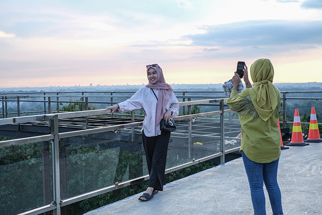 Sejumlah pengunjung berwisata di Maros Highland, Desa Pattotongan, Kecamatan Mandai Kabupaten Maros, Sulawesi Selatan, Minggu (19/03/2023).