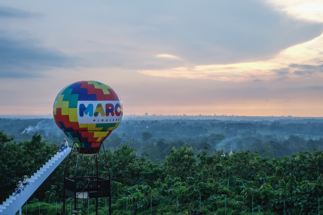 Sejumlah pengunjung berwisata di Maros Highland, Desa Pattotongan, Kecamatan Mandai Kabupaten Maros, Sulawesi Selatan, Minggu (19/03/2023).