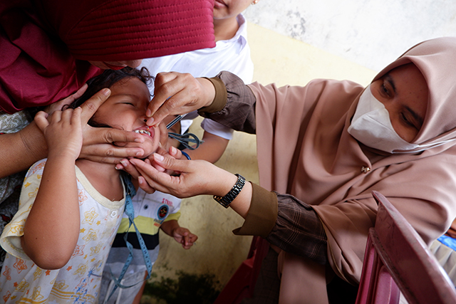 Petugas kesehatan memberikan imunisasi kepada anak di Posyandu Anyelir XI ORW 11, Kelurahan Manggala, Makassar.