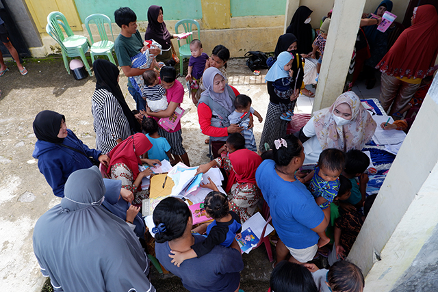 Petugas kesehatan memberikan imunisasi kepada anak di Posyandu Anyelir XI ORW 11, Kelurahan Manggala, Makassar.