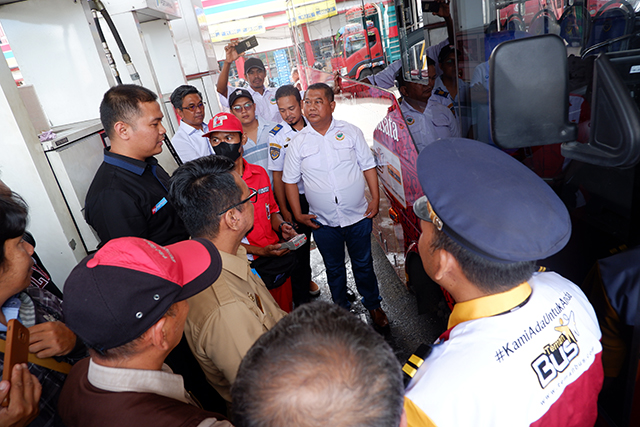 Sales Branch Manager (SBM) Rayon 1 Sulselbartra Pertamina, Hendra Saputra memantau pembelian solar subsidi di SPBU Pintu 2 Unhas, Jalan Perintis Kemerdekaan, Kota Makassar, Selasa (21/3/2023).