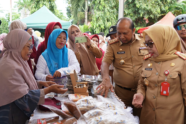 Sekretaris Daerah Kabupaten Gowa, Kamsina (kanan) meninjau Pasar Tani 2023 di Pelataran Gedung Haji Bate.