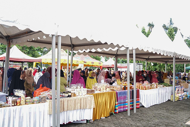 Warga terlihat antusias dalam berburu sembako dengan harga terjangkau Bahan pangan dan produk yang dipasarkan berupa cabai, sayur mayur, bawang merah, beras, telur, gula, terigu, produk ayam segar, telur dan olahan daging ayam serta produk UMKM.