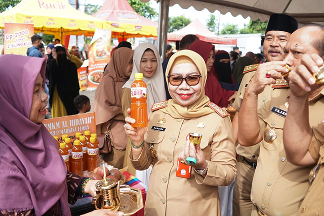 Sekretaris Daerah Kabupaten Gowa, Kamsina memperlihatkan produk yang dijual di  Pasar Tani Pelataran Gedung Haji Bate.