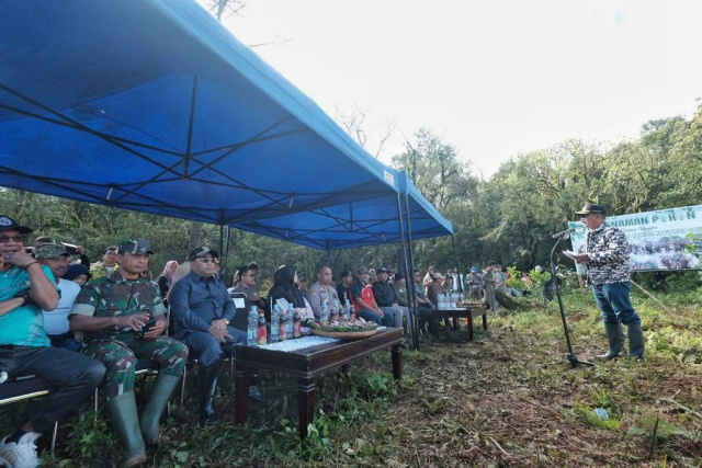 Hadir dalam penanaman bibit pohon yakni Wakil Bupati Gowa Abdul Rauf Malaganni, Ketua DPRD Gowa Rafiuddin, Kepala Dinas Lingkungan Hidup (DLH) Kabupaten Gowa, Azhari Azis, serta pimpinan SKPD.