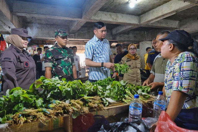 Bupati Gowa, Adnan Purichta Ichsan didampingi Sekda Gowa, Kamsina dan pejabat Forkopimda Gowa turun langsung mengecek sejumlah pasar tradisional antara lain Pasar Minasa Maupa dan Pasar Sentral Sungguminasa, Kabupaten Gowa, Rabu (22/03/2023).