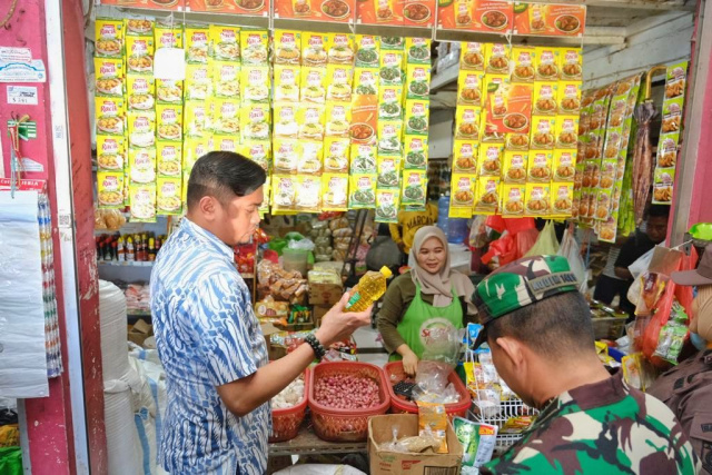 Bupati Gowa, Adnan Purichta Ichsan didampingi Sekda Gowa, Kamsina dan pejabat Forkopimda Gowa turun langsung mengecek sejumlah pasar tradisional antara lain Pasar Minasa Maupa dan Pasar Sentral Sungguminasa, Kabupaten Gowa, Rabu (22/03/2023).